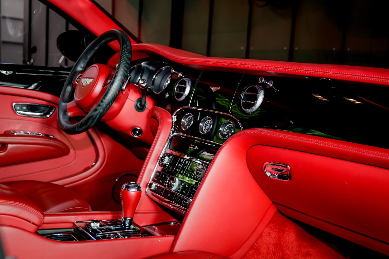 Bentley Flying Spur: view 11
