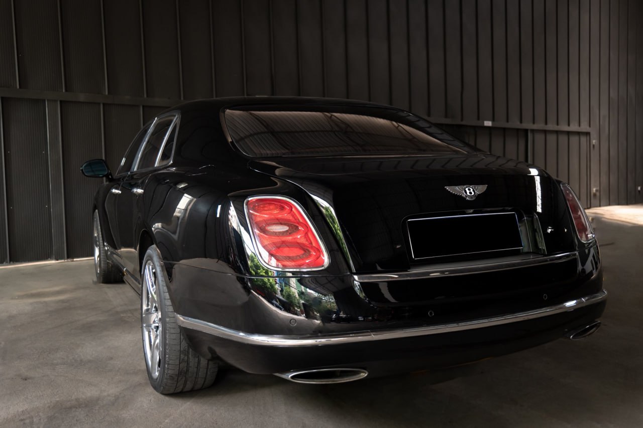 Bentley Flying Spur: view 8